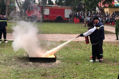 HƠN 1.300 CÁN BỘ, GIÁO VIÊN VÀ HỌC SINH TRƯỜNG THPT C NGHĨA HƯNG HỌC KỸ NĂNG THOÁT NẠN, THỰC HÀNH DẬP LỬA TẠI BUỔI TUYÊN TRUYỀN PCCC VÀ CNCH